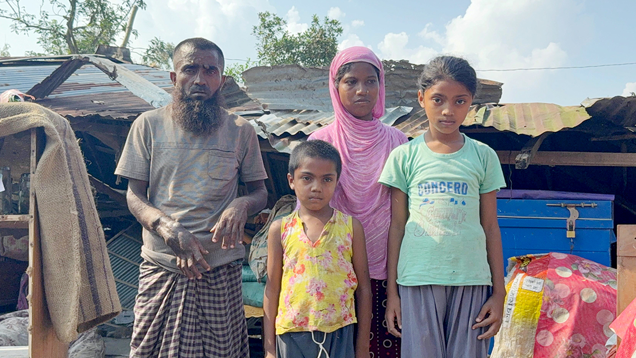 পরিবার নিয়ে সাত দিন ধরে খোলা আকাশের নিচে প্রতিবন্ধী লাল মিয়া