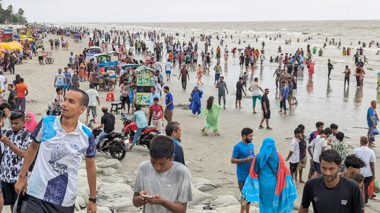 নিষেধ উপেক্ষা করে উত্তাল সমুদ্রে গোসলে মেতেছেন পর্যটকরা