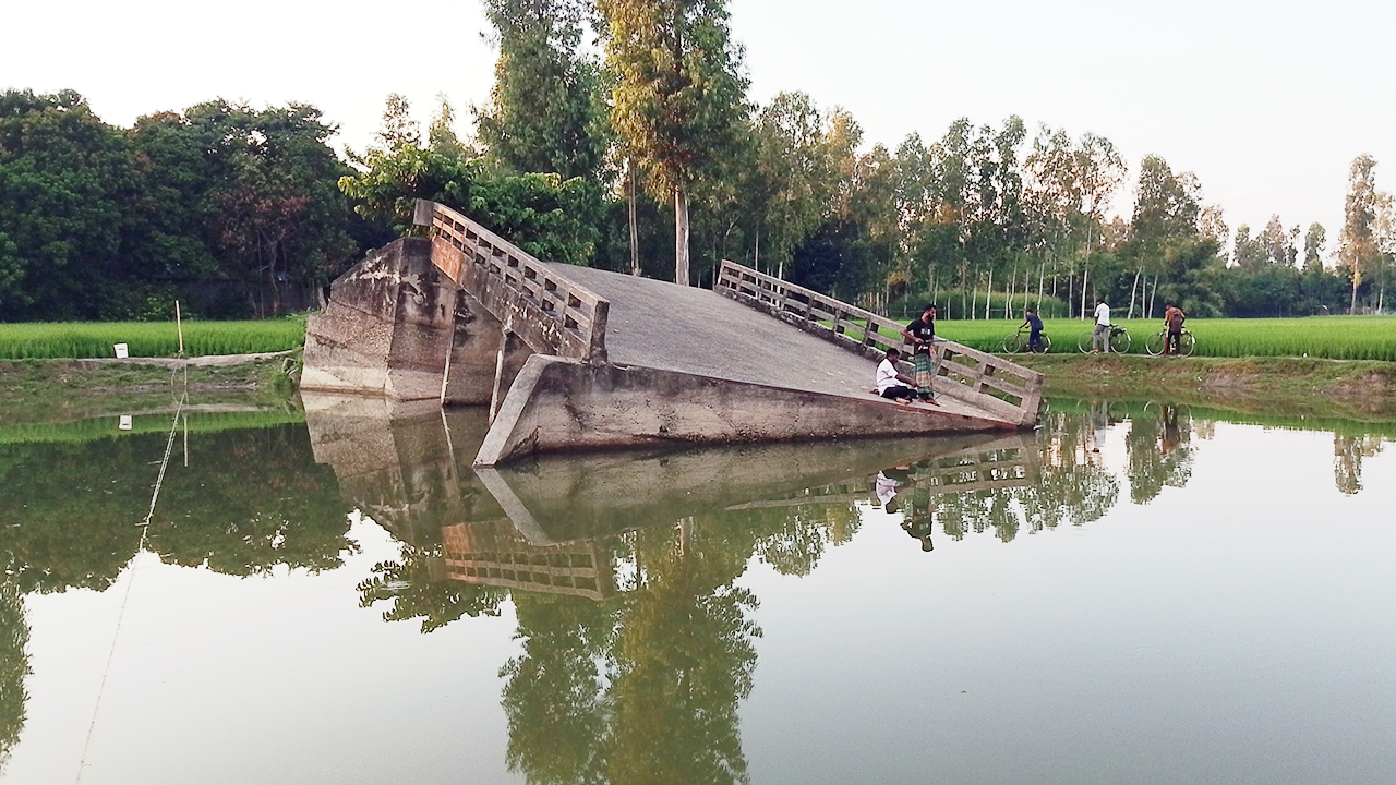 ৮ বছর ধরে ভেঙে পড়ে আছে সেতু, দুর্ভোগে হাজারো মানুষ