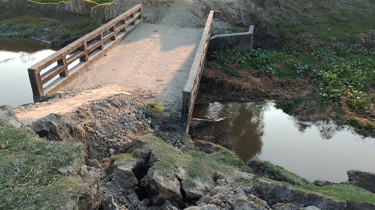 উলিপুরে সেতু দেবে যাওয়ায় ২৫ গ্রামের মানুষের ভোগান্তি