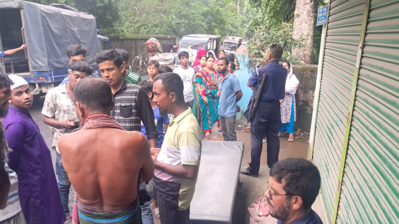 কুষ্টিয়ায় নদী থেকে বালু ও চাঁদা তোলাকে কেন্দ্র করে গোলাগুলি, আহত ১০ 