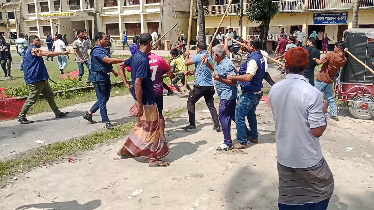 বিএনপির এক পক্ষের জনসভায় আরেক পক্ষের হামলা, পুলিশ-সাংবাদিকসহ আহত ১৫