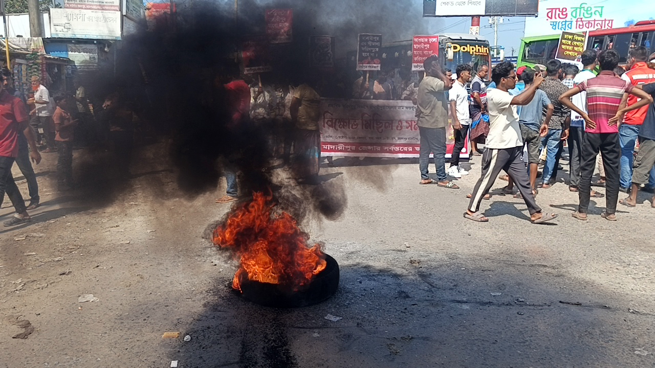 ঢাকা-বরিশাল মহাসড়কে টায়ার জ্বালিয়ে অবরোধ