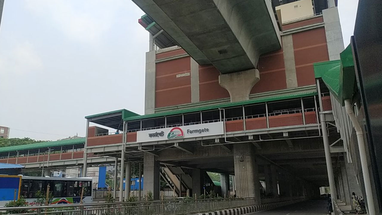 মেট্রো স্টেশনের পিলার থেকে বিয়ারিং প্যাড পড়ে পথচারী নিহত, চলাচল বন্ধ