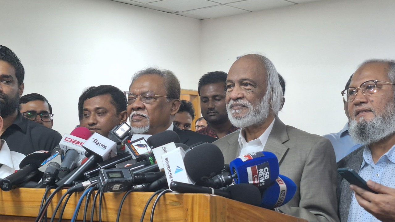 ১৫ বছরের কর্মকর্তারা ১৫ মাসে পরিবর্তন হবেন না : মঈন খান 