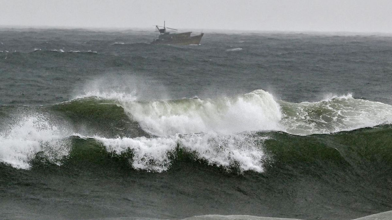 উপকূলে ধেয়ে আসছে ঘূর্ণিঝড় মোন্থা : ভারতের ৩ রাজ্যে সতর্কতা