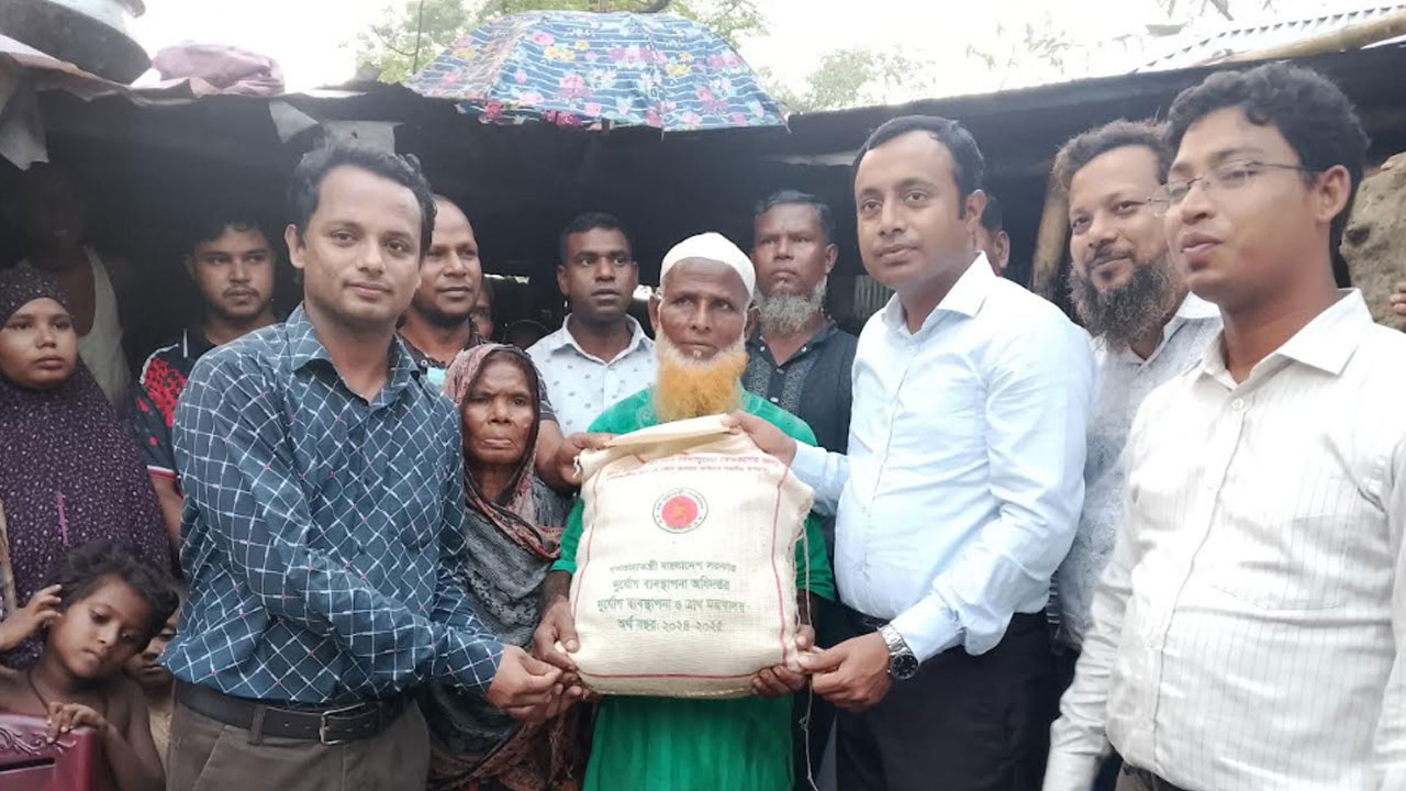 এবার বুক দিয়ে ঘানি টানা সেই বৃদ্ধের পাশে ইউএনও