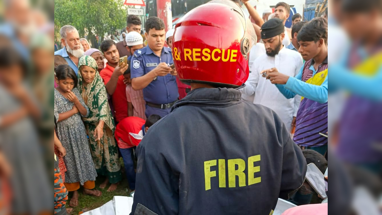 এক ট্রাকের পেছনে অন্য ট্রাকের ধাক্কা, চালক-হেলপার নিহত