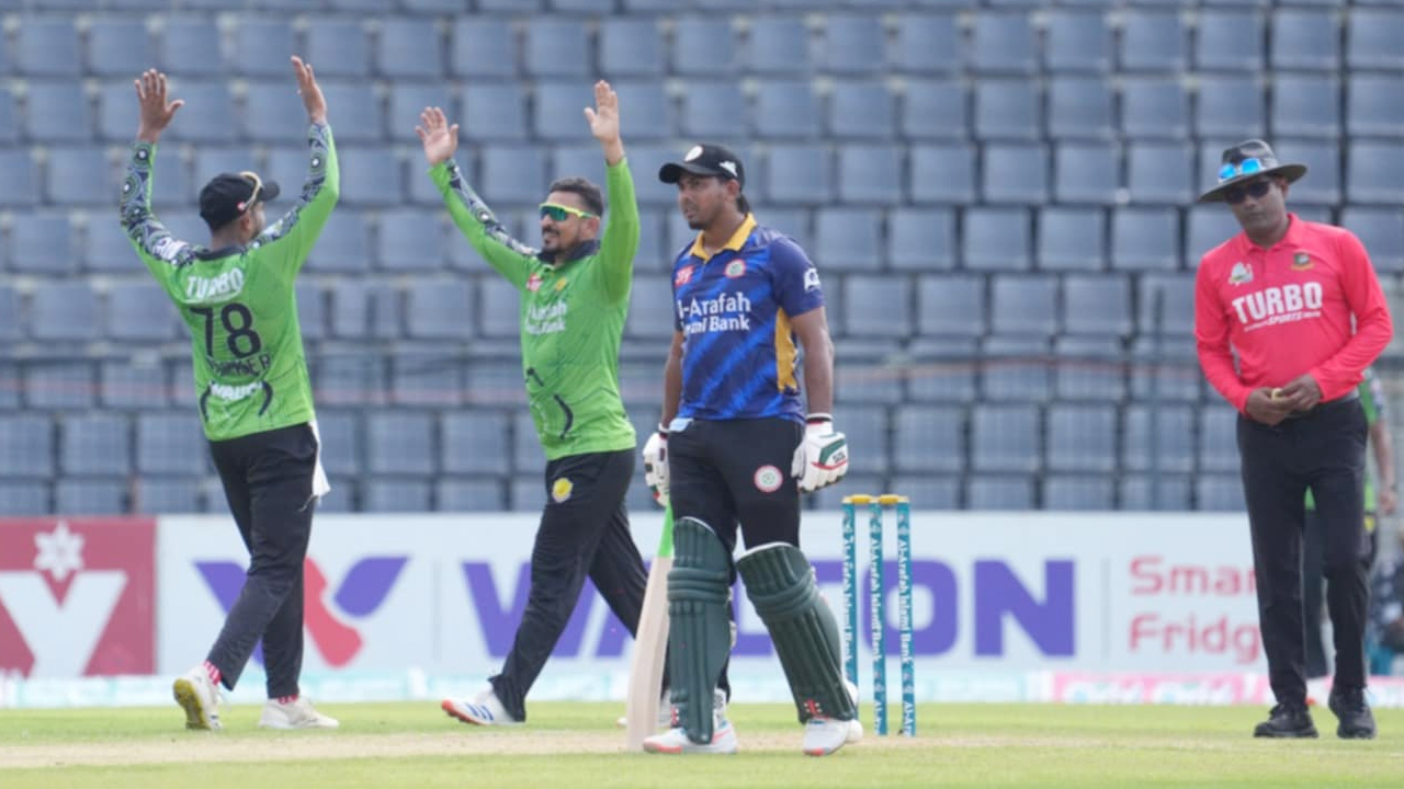শেষ ওভারের থ্রিলারে ঢাকার বিদায়, কোয়ালিফায়ারে রংপুর