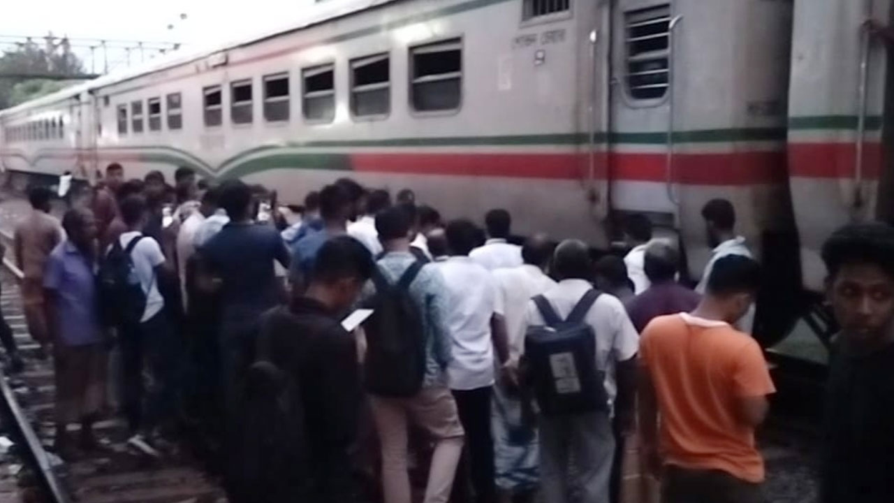 নাটোরে বাংলাবান্ধা এক্সপ্রেস ট্রেনে আগুন, ৩ ঘণ্টা বিলম্বে যাত্রা