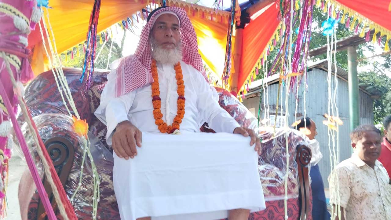 নাটোরে ঘোড়ার গাড়িতে চড়িয়ে শিক্ষকের রাজকীয় বিদায়