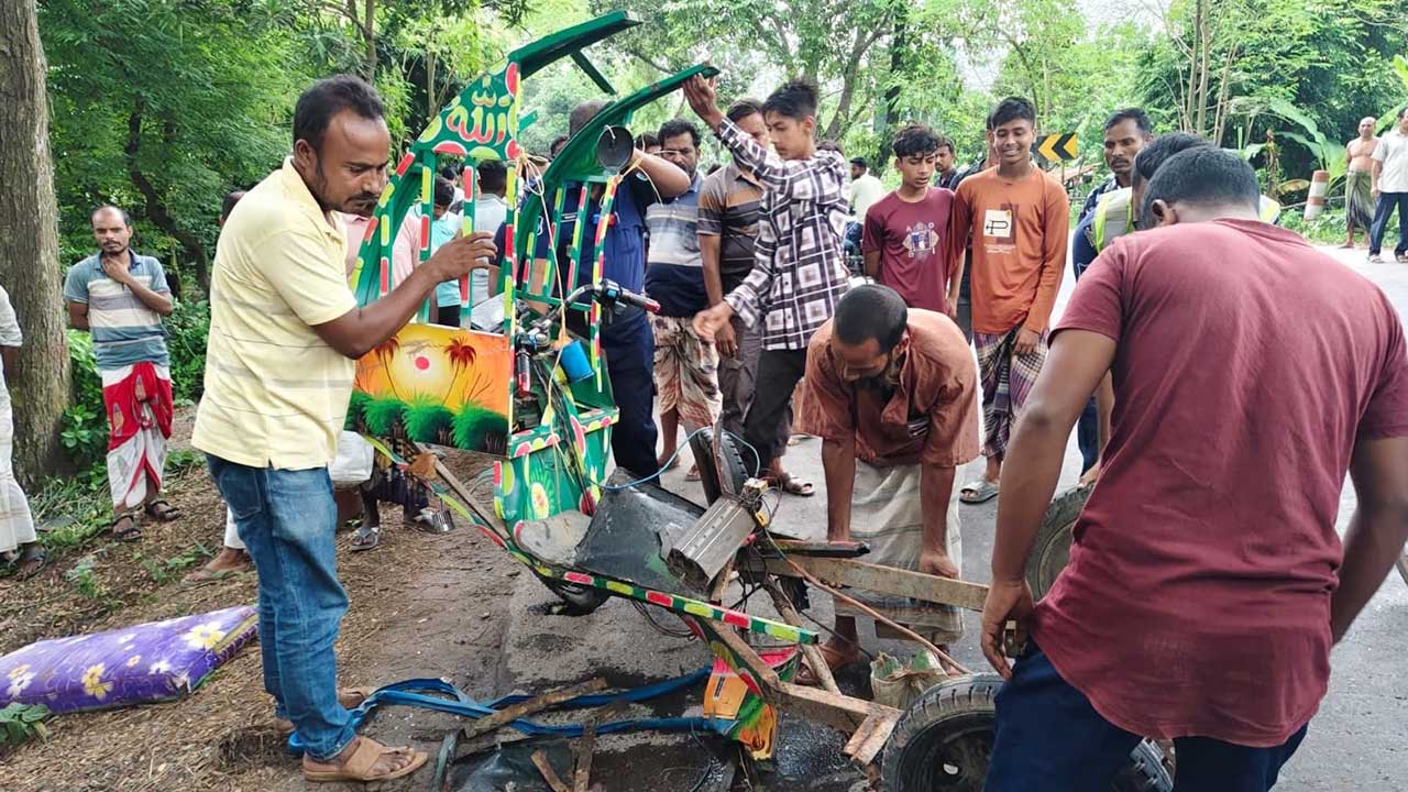 নাটোরে বাস-অটোরিকশা সংঘর্ষে তিনজন নিহত