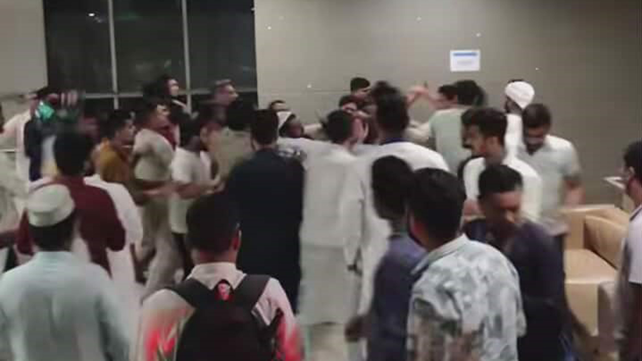 শাহবাগে এনসিপির দুই গ্রুপে মারামারি, আহত ১