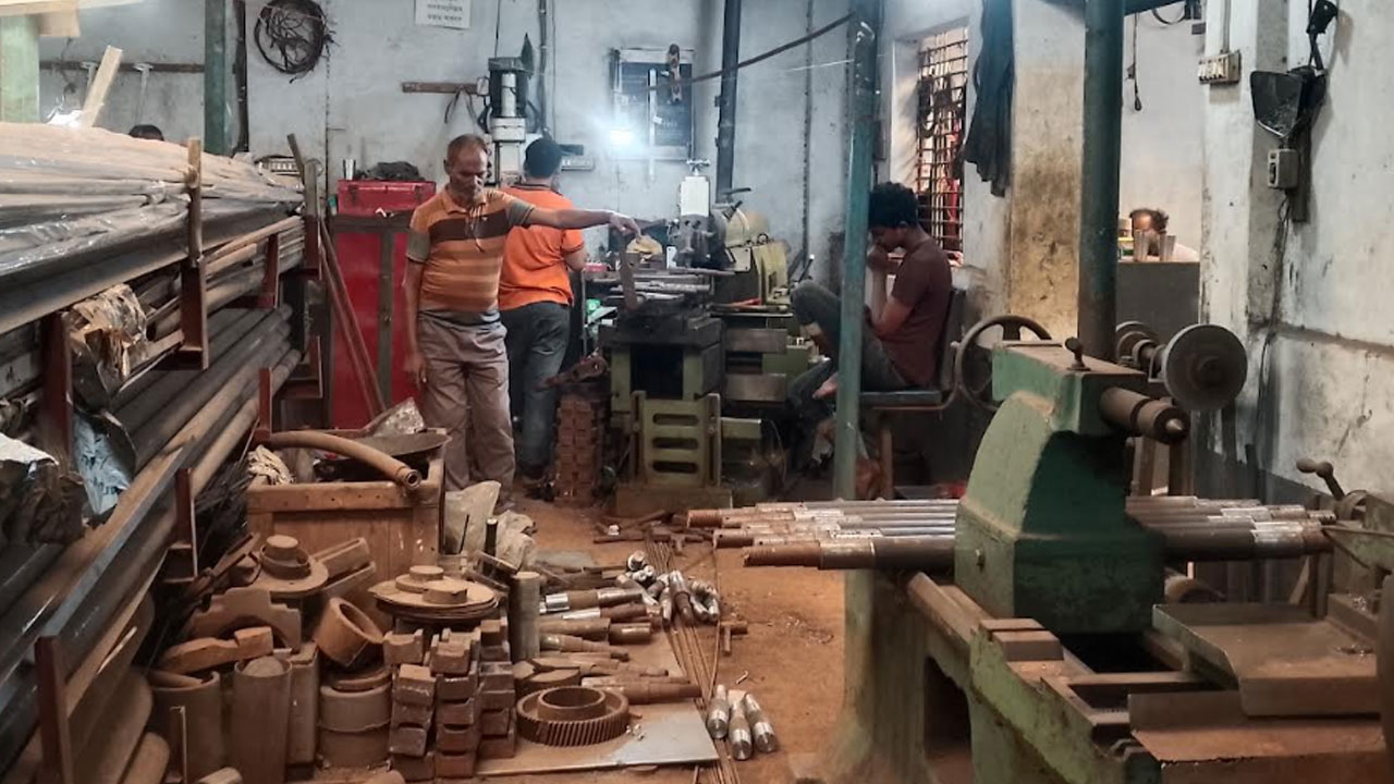 পরিত্যক্ত লোহা থেকে বছরে ৩০০ কোটি টাকার বাণিজ্য