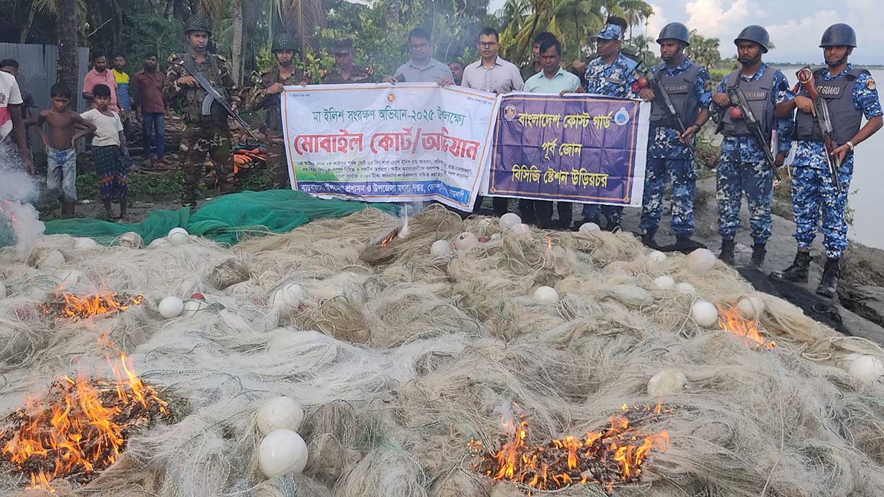 জাল-নৌকার মায়ায় আটকা পড়লেন দুলাল মাঝি