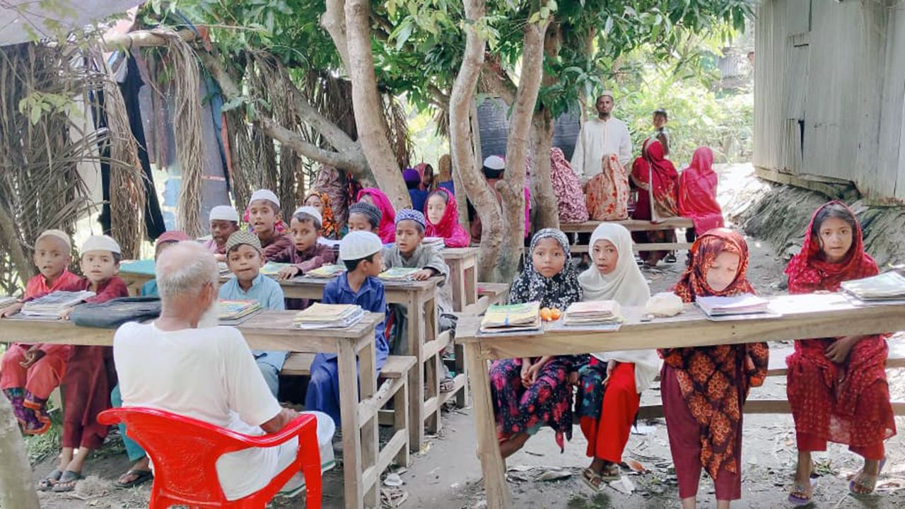 নদীগর্ভে বিলীন মাদরাসা, গাছের নিচে চলছে পাঠদান