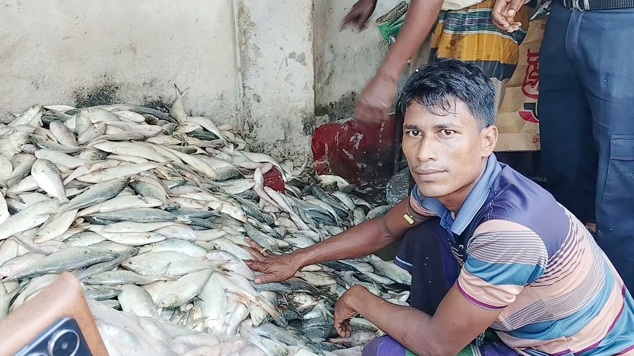 ২ টন ইলিশ গেল এতিমখানায়, ৪৬ জেলে আটক