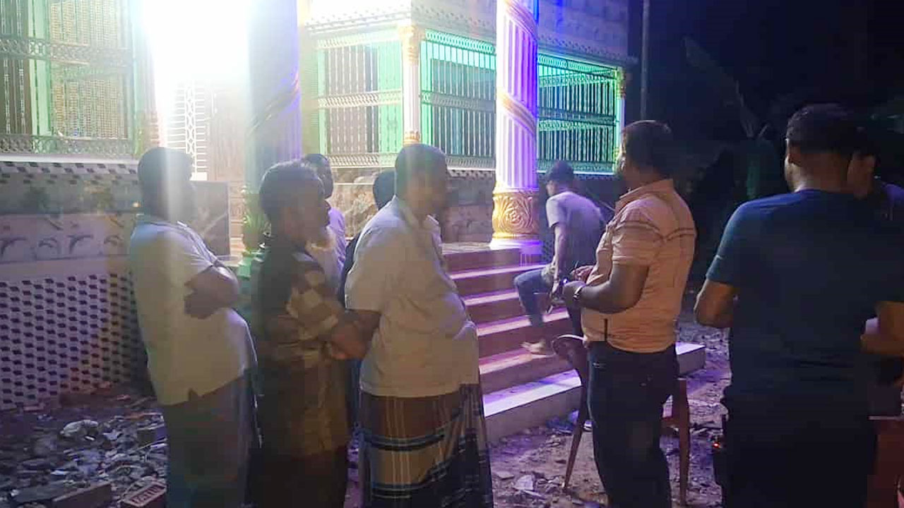 থানায় চাঁদাবাজির অভিযোগ করায় ব্যবসায়ীর বাড়িতে ককটেল হামলা