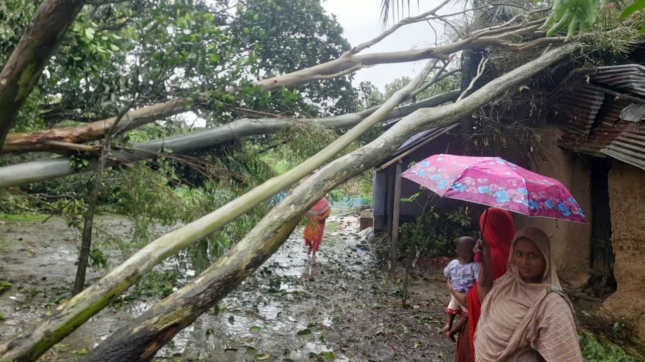 নওগাঁয় আকস্মিক ঝড়ে শতাধিক ঘরবাড়ি লন্ডভন্ড 
