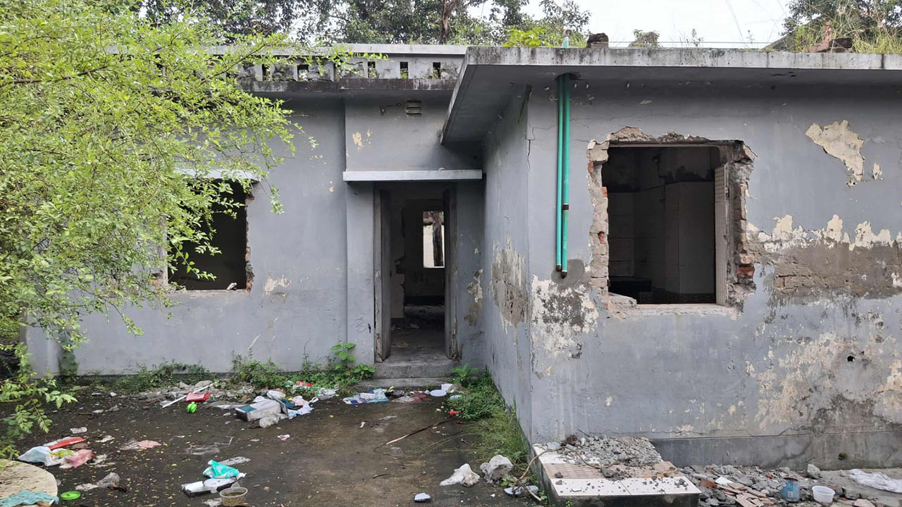 ‎সরকারি কোয়ার্টারের দরজা-জানালা খুলে নেওয়ার অভিযোগ প্রকৌশলীর বিরুদ্ধে