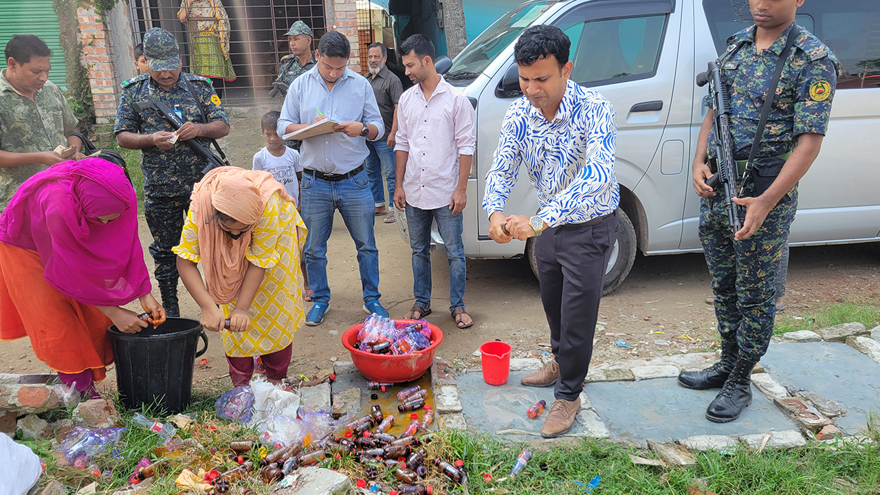 পাবনায় নকল কোমল পানীয় কারখানাকে জরিমানা