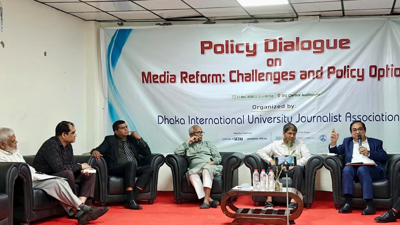 আমরা চাপমুক্ত সাংবাদিকতা দেখতে চাই : সিনিয়র সচিব