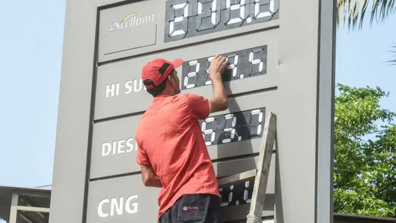 পেট্রোলের দাম লিটারে ৫ রুপির বেশি কমালো পাকিস্তান