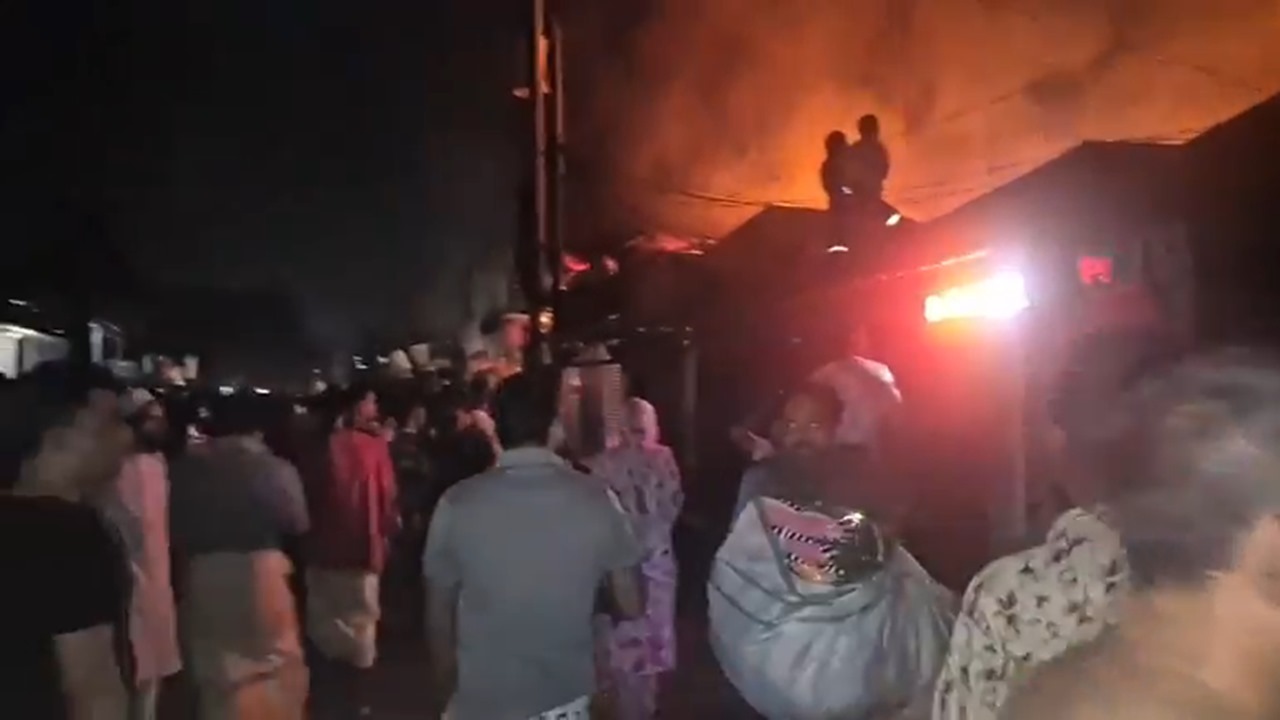 মধ্যরাতে আশুলিয়ার জিরানী বাজারে আগুন