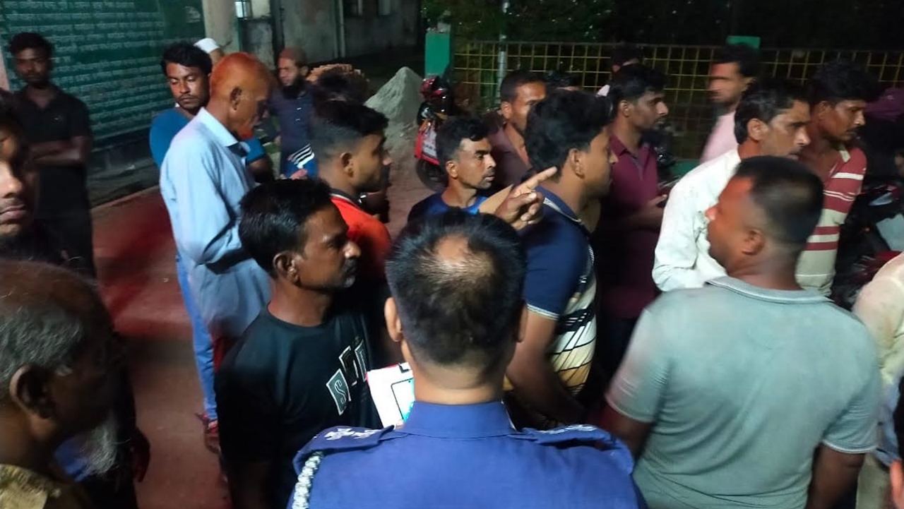 কালীগঞ্জে সড়ক দুর্ঘটনায় নিহত মা, হাসপাতালে মেয়ে