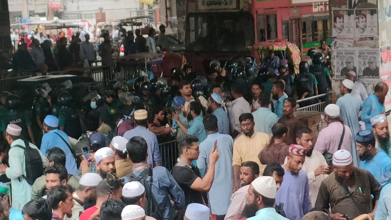 ইবতেদায়ী শিক্ষকদের মিছিল ছত্রভঙ্গ করে দিলো পুলিশ