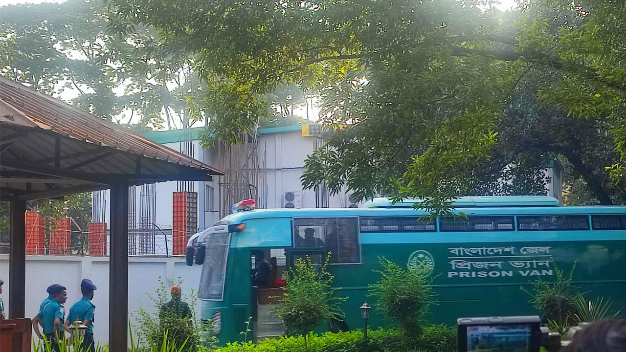 বিশেষ প্রিজনভ্যানে ট্রাইব্যুনালে ১৫ সেনা কর্মকর্তা