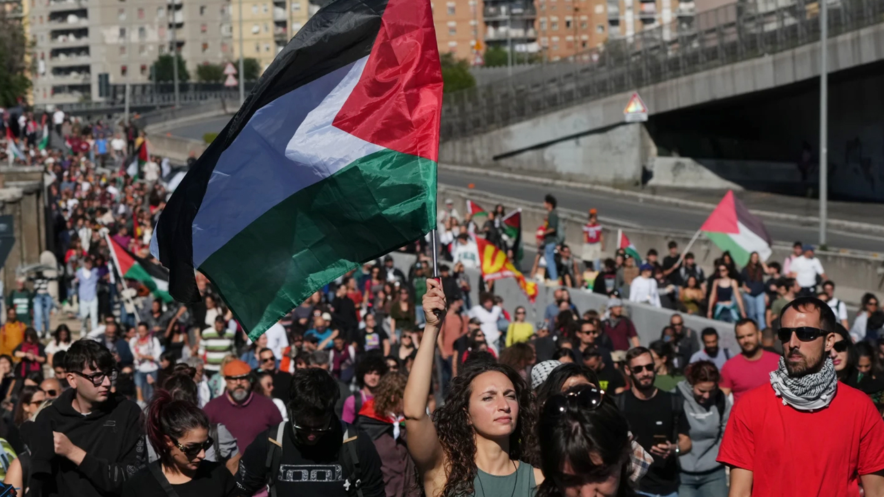 ইসরায়েলের সঙ্গে ম্যাচ বাতিলের দাবিতে অনুশীলনে দর্শকদের হানা