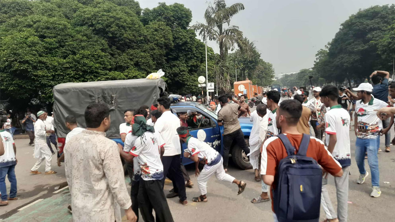 জুলাই সনদ: জুলাই যোদ্ধাদের সঙ্গে পুলিশের ধাওয়া-পাল্টা ধাওয়া, গাড়ি ভাঙচুর