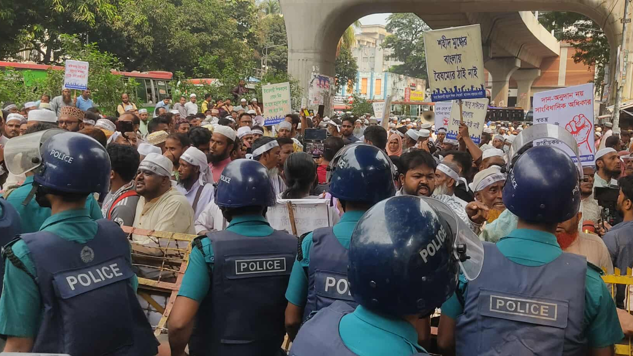 ইবতেদায়ী শিক্ষকদের পদযাত্রা আটকে দিলো পুলিশ