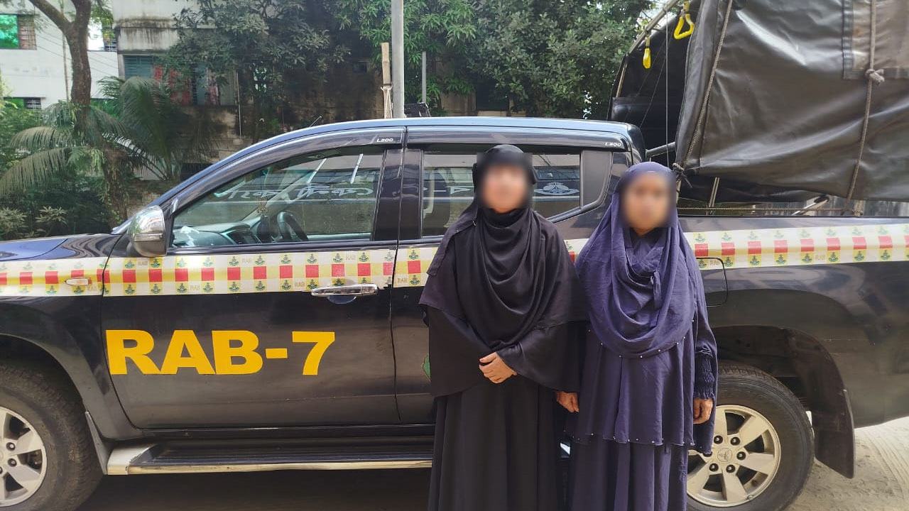 চট্টগ্রামে বাস থেকে ১৯ কেজি গাঁজাসহ দুই নারী গ্রেপ্তার