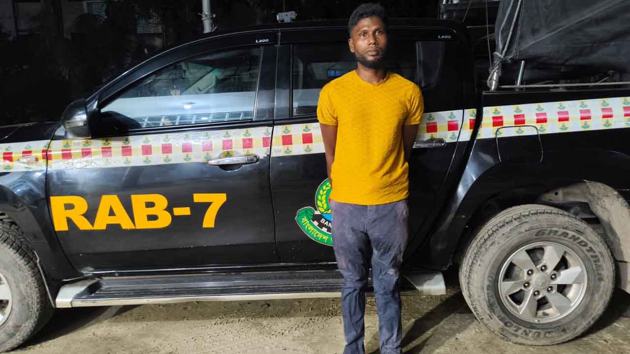 ঢাকার আদালত থেকে পালানো হত্যা মামলার আসামি শরিফুল ফেনীতে গ্রেপ্তার