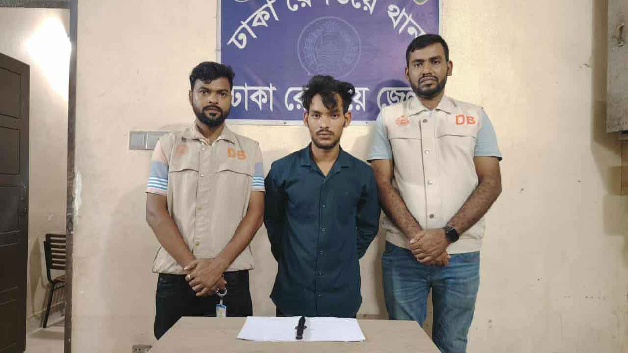 ট্রেনের ছাদে ছিনতাই : ঢাকা রেলওয়ে ডিবি পুলিশের অভিযানে গ্রেপ্তার ১