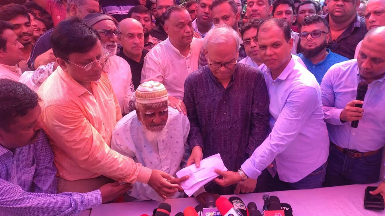 তারেক রহমানের সহায়তার টাকায় জমি কিনবেন জন্মান্ধ গফুর মল্লিক