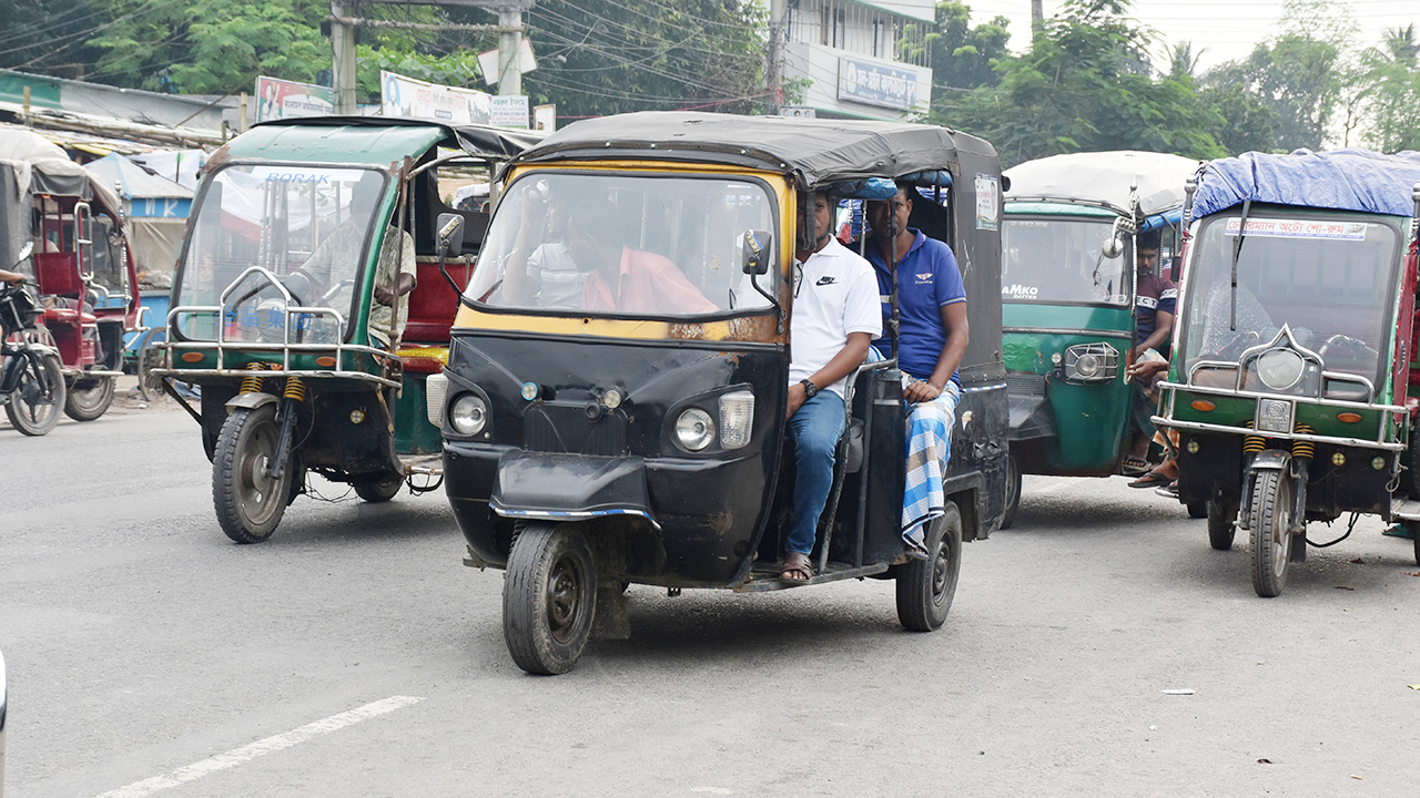 রাজবাড়ীতে মহাসড়ক দাপিয়ে বেড়াচ্ছে থ্রি-হুইলার, ঘটছে দুর্ঘটনা