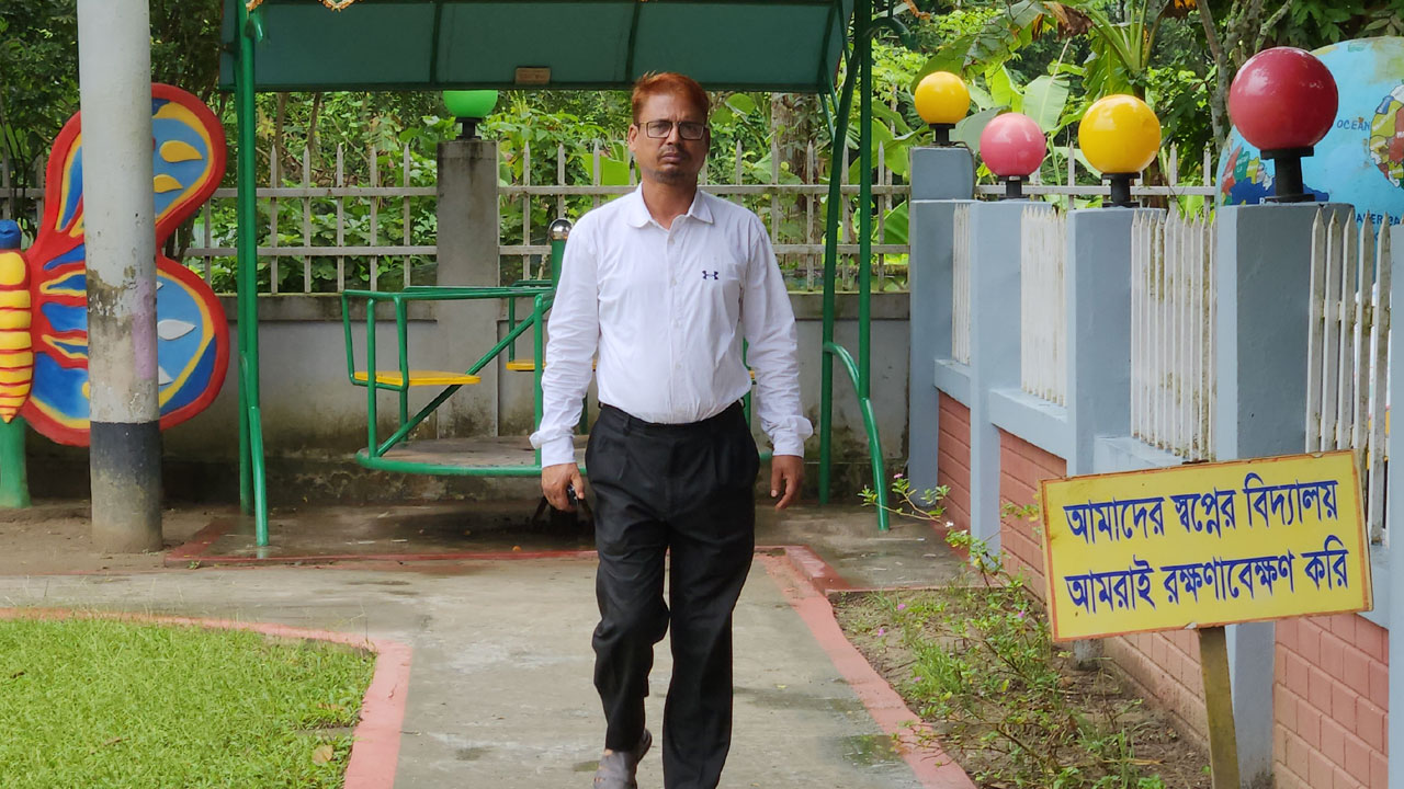 অজপাড়াগাঁয়ের বিদ্যালয় বদলে দিলেন শিক্ষক শহিদুল