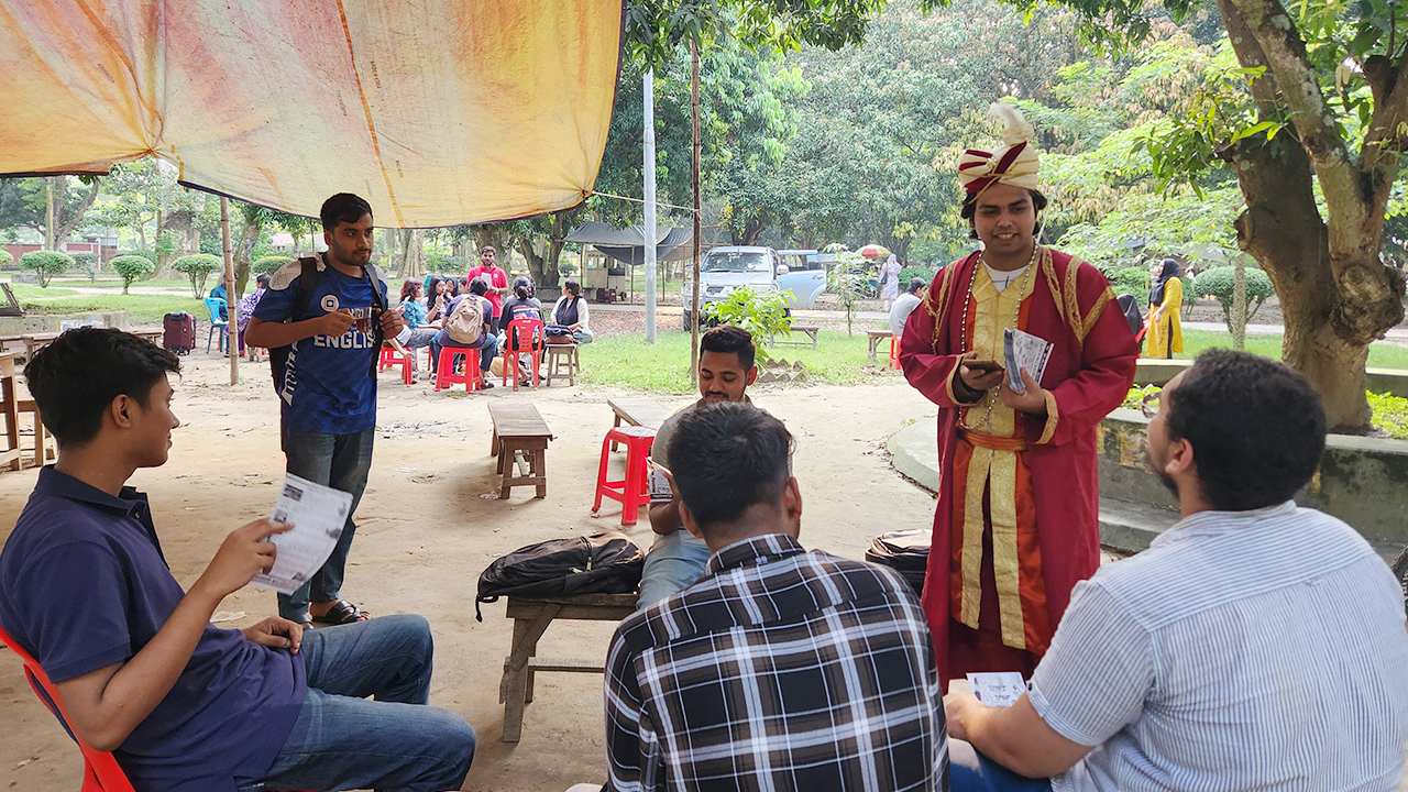 ব্যতিক্রমী প্রচারণায় রাকসুর সংস্কৃতি সম্পাদক প্রার্থী