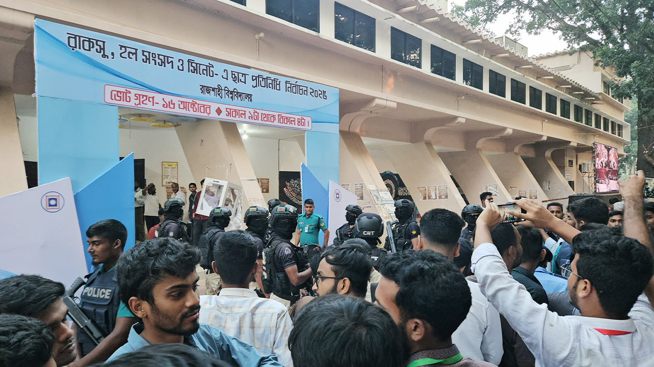 কঠোর নিরাপত্তায় ব্যালট বাক্স পৌঁছাল গণনাকেন্দ্রে