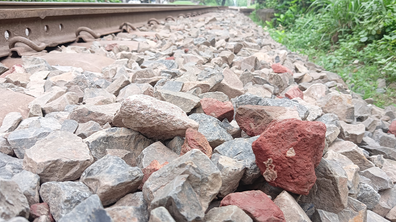 রাজশাহীর রেললাইনে পাথরের সঙ্গে ইটের খোয়া