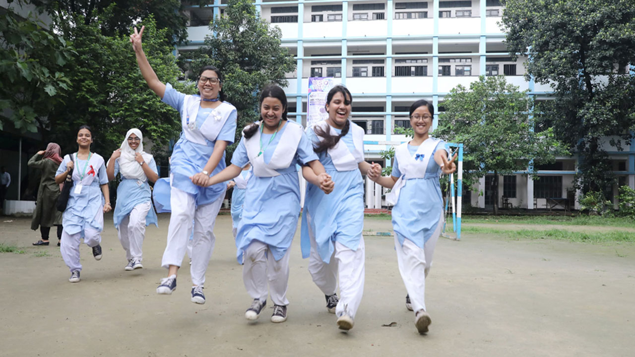 ফলাফলে এগিয়ে মেয়েরা, ছেলেদের প্রায় অর্ধেক ফেল