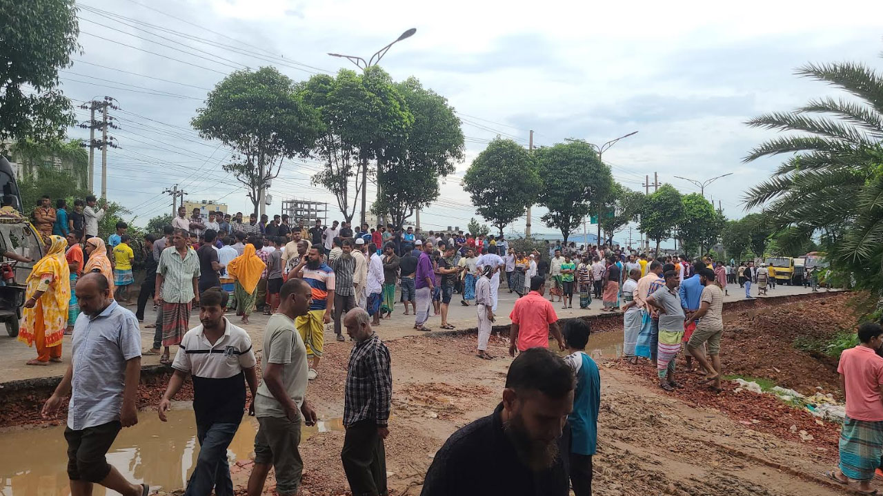 ঢাকা-আরিচা মহাসড়কে স্থানীয়দের অবরোধ, ৫ কিলোমিটার যানজট