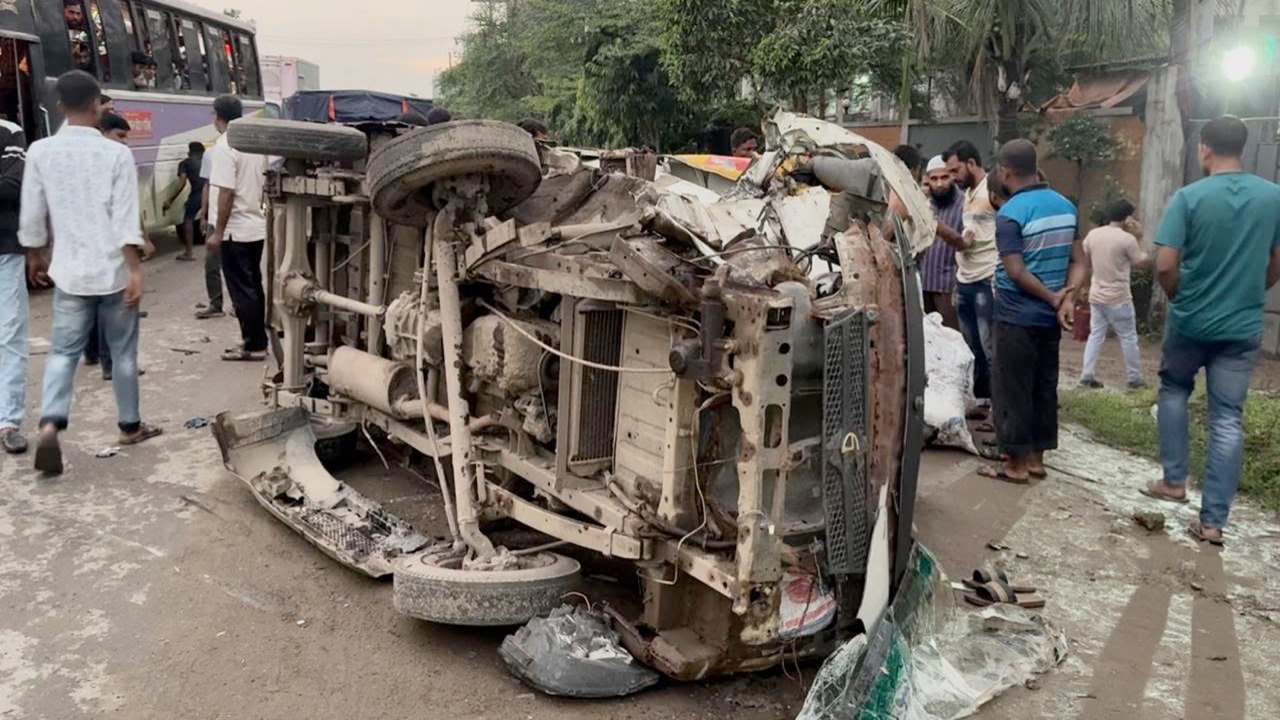 রূপগঞ্জে ট্রাক-লেগুনা মুখোমুখি সংঘর্ষে আহত ৮