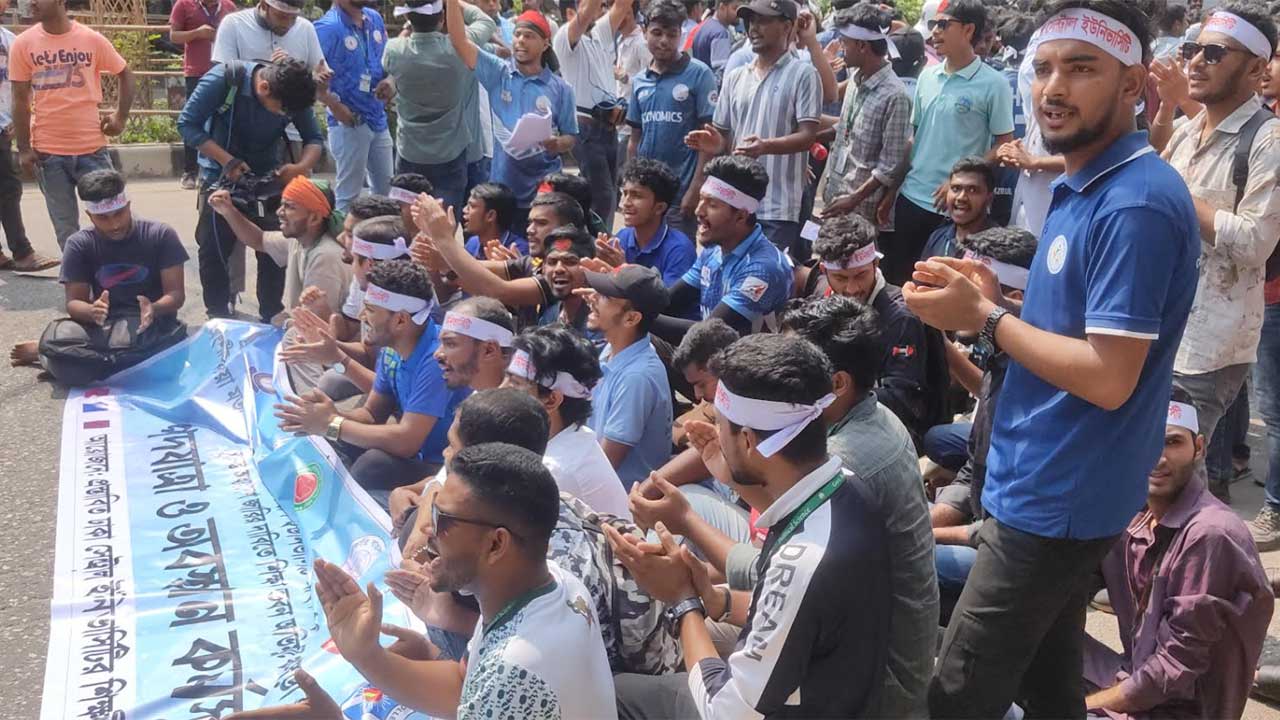 দাবি না মানা পর্যন্ত সড়ক ছাড়বে না সাত কলেজ শিক্ষার্থীরা