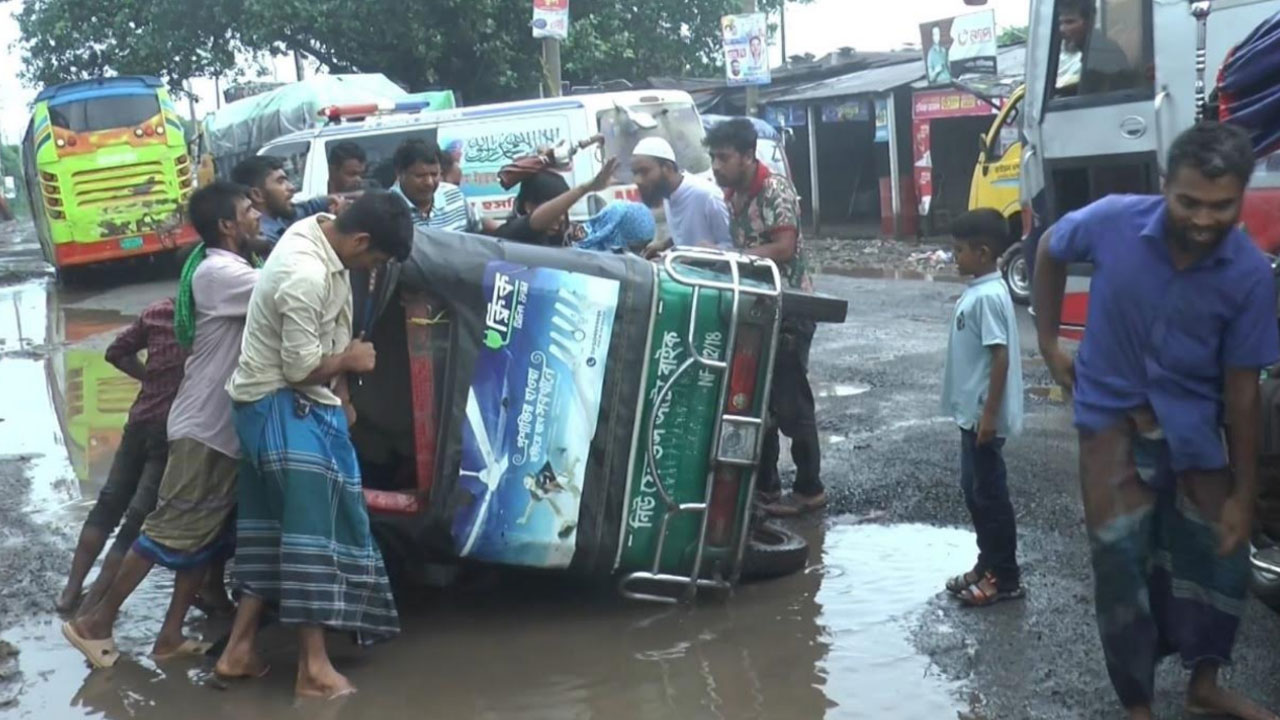 মহাসড়কের ফরিদপুর-ভাঙ্গা অংশের ৩২ কিমি যেন মৃত্যুফাঁদ