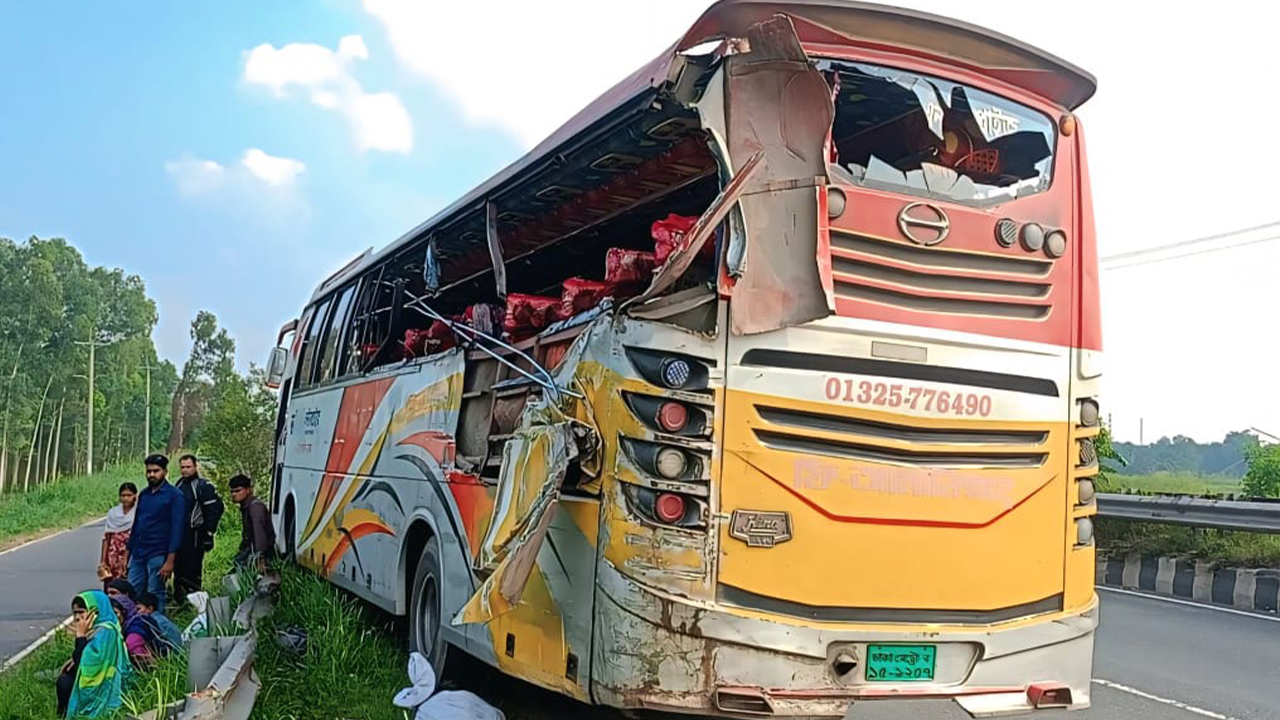 টাঙ্গাইলে বাস-ট্রাক সংঘর্ষে নারীসহ নিহত ৩