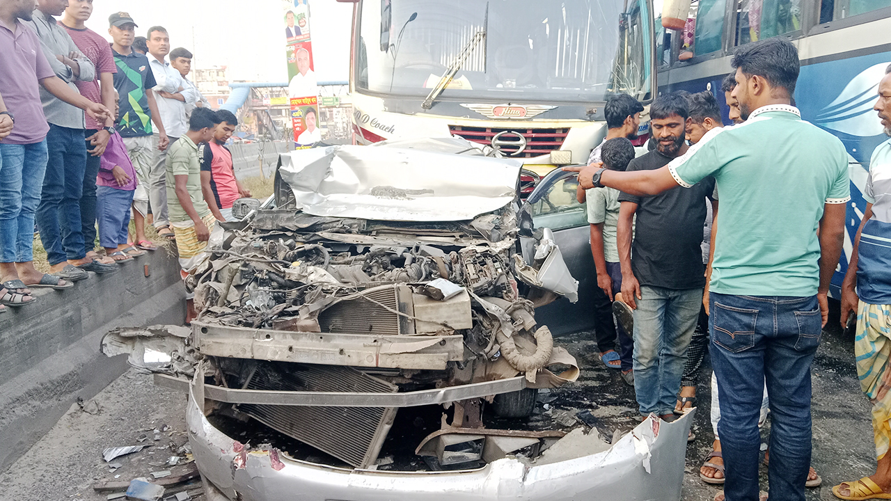 সাভারে বাস-প্রাইভেটকারসহ ত্রিমুখী সংঘর্ষ, আহত ২